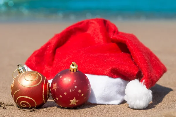 Bolas para a árvore de Natal e chapéu de Papai Noel — Fotografia de Stock