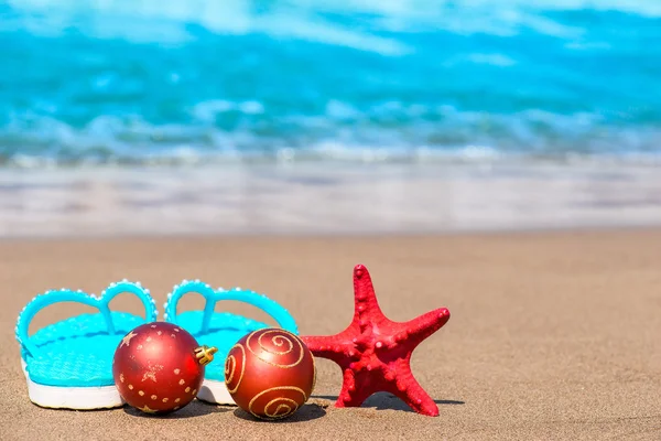 Fotografar atributos de Natal na praia — Fotografia de Stock