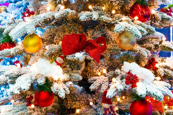 Neve e ornamentos em uma árvore de Natal close-up — Fotografia de Stock