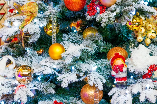 Árbol de Navidad bellamente decorado. rama de arte cubierta de nieve — Foto de Stock