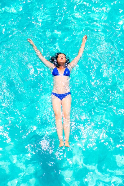 Jeune fille reposant dans la piscine d'eau — Photo