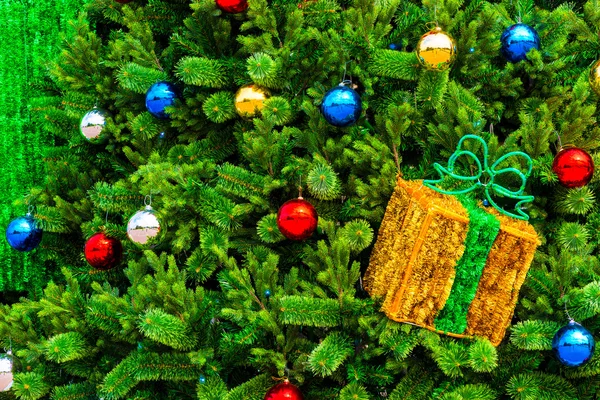 Veelkleurige ballen op de kerstboom, achtergrond voor greetin — Stockfoto