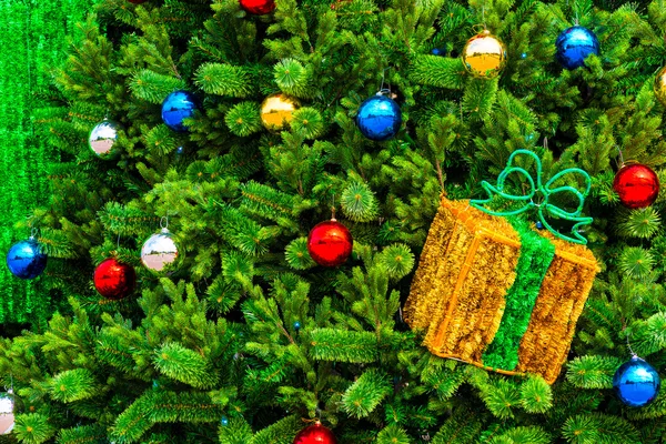 Bolas multicolores en el árbol de Navidad, fondo para greetin —  Fotos de Stock