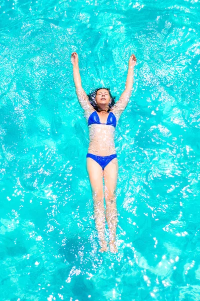 Девушка в бассейне сзади, вид сверху — стоковое фото