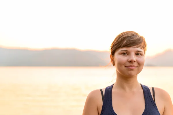 Morning portrait of a woman on a background of sea and mountains — Stock Photo, Image