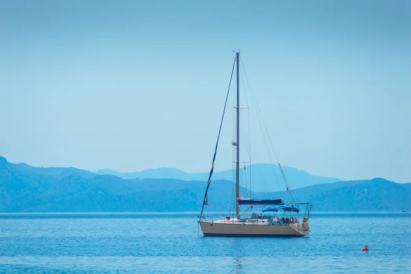 Voilier solitaire dérivant dans la mer — Photo