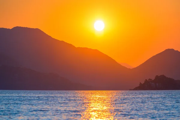 Bela paisagem magnífica, o sol da manhã nascente — Fotografia de Stock