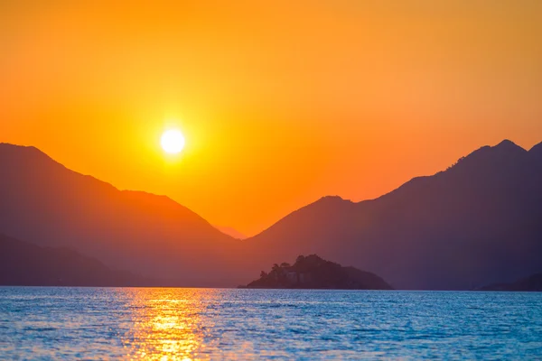 Muy hermoso sol sale sobre el mar — Foto de Stock