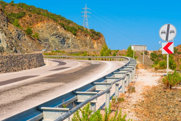 Asfaltweg in een bergachtig gebied met gevaarlijke bochten — Stockfoto