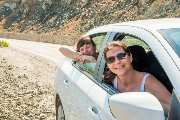 Young girlfriend look out car windows — Stock Photo, Image