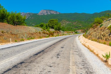 doğa dağ manzaralı ve boş bir Otoban