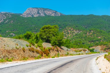 dağlık bir alanda boş yol