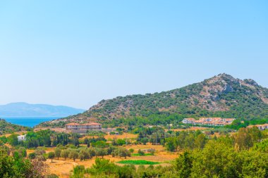evler deniz ve dağların yakınında pitoresk bir konumda