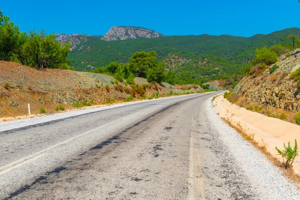 Vistas panorâmicas da montanha e uma estrada vazia — Fotografia de Stock