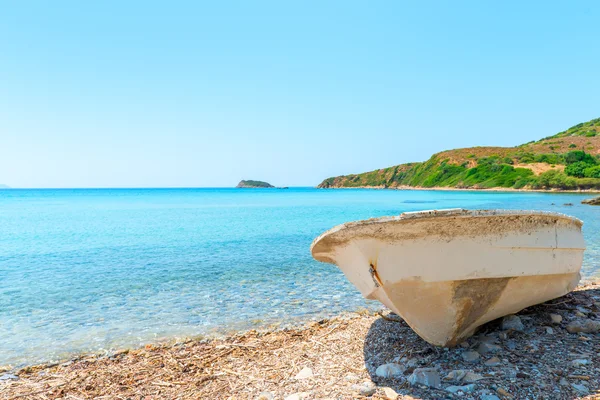 Antiguo bote de remos en la orilla azul del mar — Foto de Stock