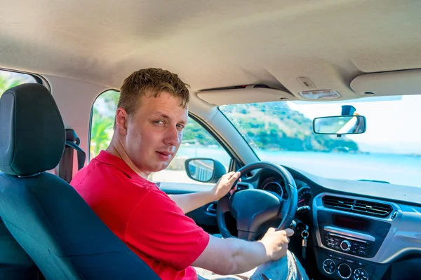 Joven conduciendo su coche cerca del mar — Foto de Stock