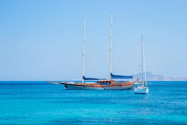 Wunderschöne Yachten im türkisfarbenen Meer vor dem Hintergrund des Berges — Stockfoto