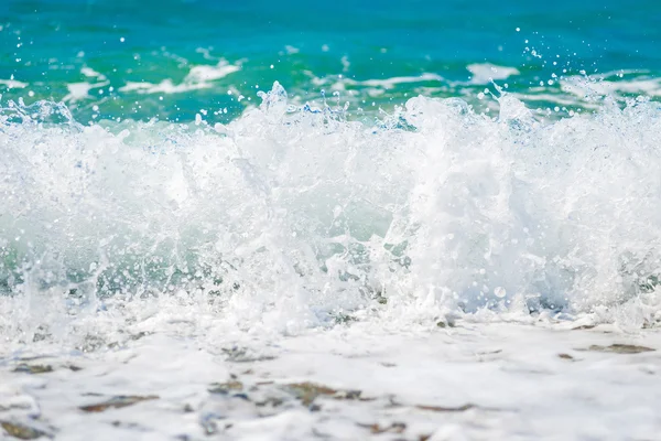 Água do mar limpa é removida de perto na costa — Fotografia de Stock