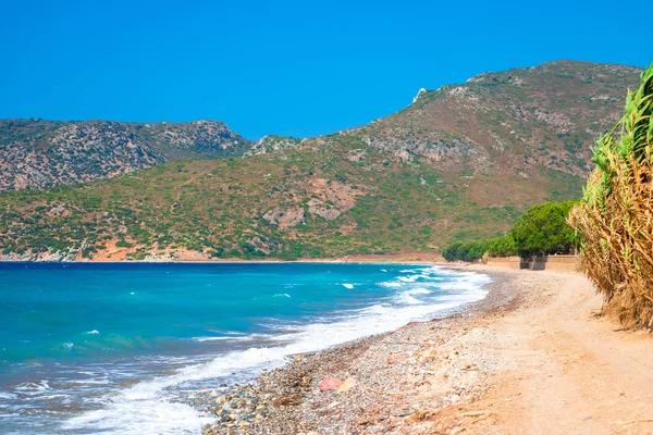 Paisaje muy hermoso, el mar y las montañas — Foto de Stock