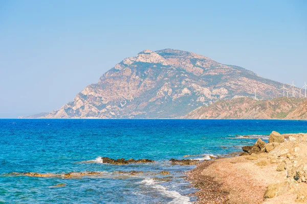 Montagna più alta e il blu del Mar Egeo — Foto Stock