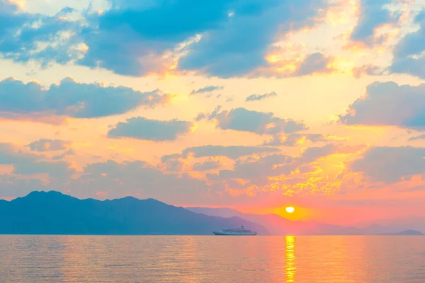 Barco de pasajeros en el mar y un hermoso amanecer — Foto de Stock