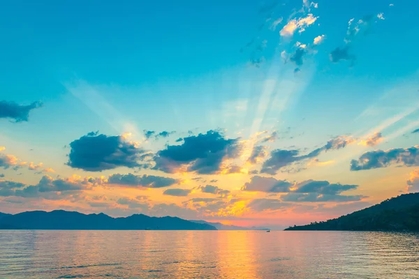 Céu muito bonito nos raios do sol nascente sobre o mar — Fotografia de Stock