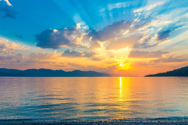 Hermoso amanecer escénico sobre el un mar Egeo tranquilo —  Fotos de Stock