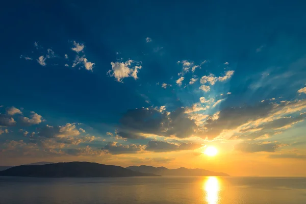 Sylwetka gór i rano słońce nad morzem — Zdjęcie stockowe