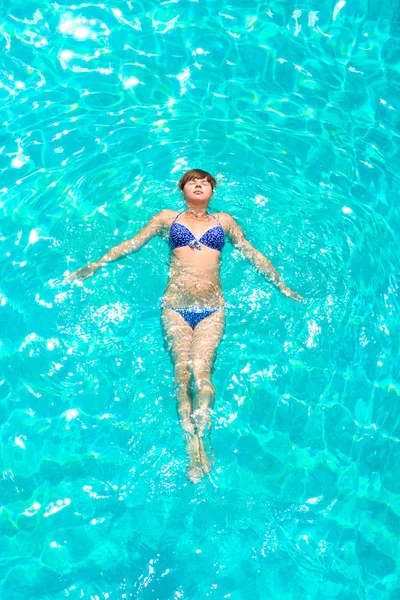 Jong meisje drijvend in de openlucht zwembad — Stockfoto