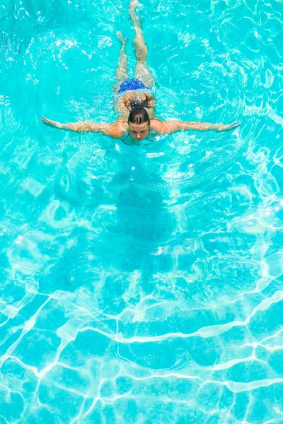 Active athlete swims in the pool — Stock Photo, Image