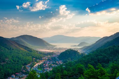 dağların denize vadisinde bulunan küçük bir kasaba