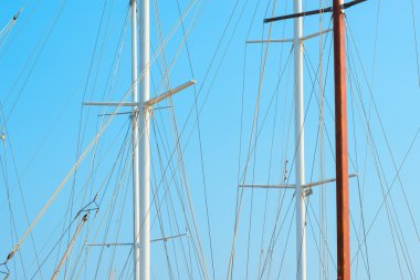 Tek direk yat ve mavi gökyüzü