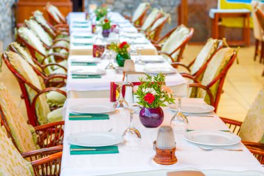 bir restoranda uzun güzel küme tablo
