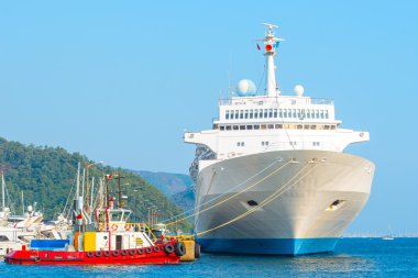 küçük mavna ve büyük deniz liner 