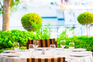 Bir masada açık bir kafe