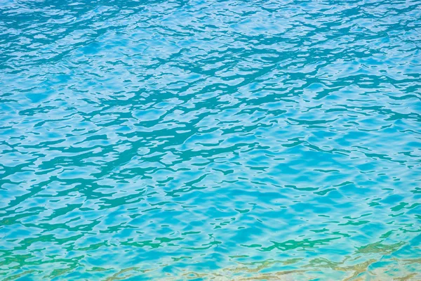 Turquoise helder water met kleine golven — Stockfoto