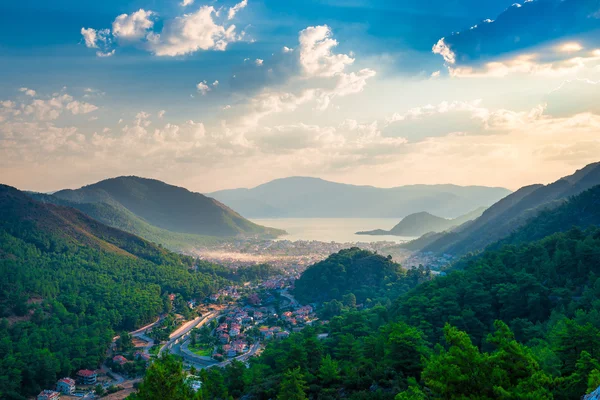 Dağların denize vadisinde bulunan küçük bir kasaba — Stok fotoğraf