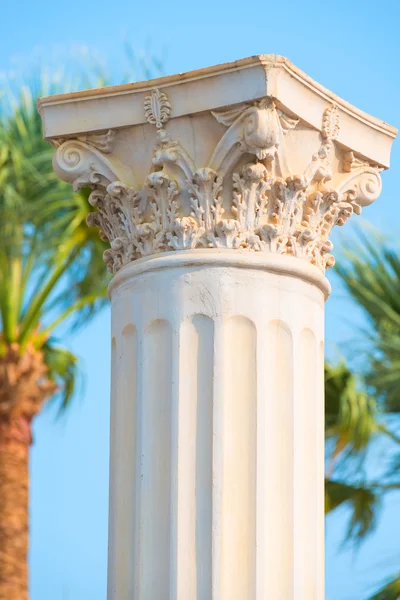 Colunas antigas na cidade resort Mediterrâneo — Fotografia de Stock