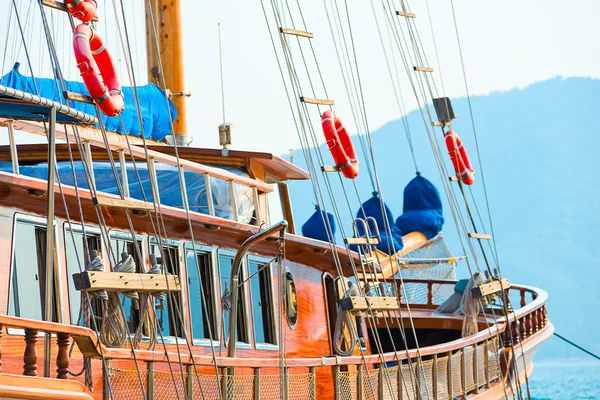 A bordo de um iate à vela de madeira no mar — Fotografia de Stock