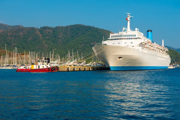 Pohled na velké výletní lodi cestující v mořského přístavu — Stock fotografie