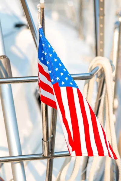Dalgalanan bayrak bir yatta Amerika Birleşik Devletleri — Stok fotoğraf