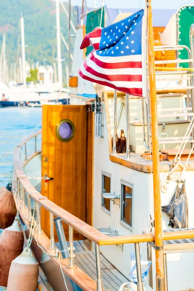 Viento ondeando la bandera de América a bordo del yate —  Fotos de Stock