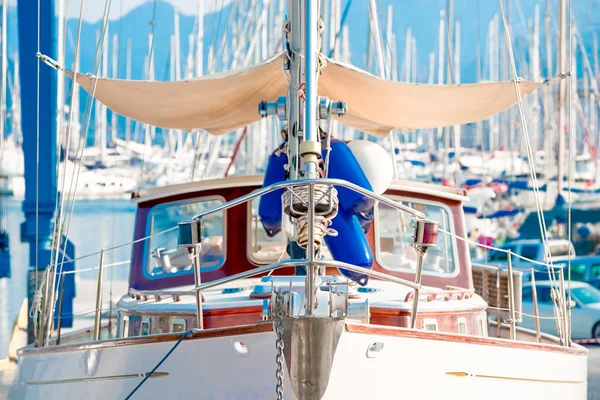La parte anteriore dello yacht a motore nel porto — Foto Stock