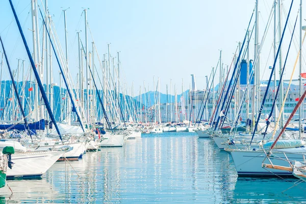 Aparcamiento yates de vela en el puerto marítimo — Foto de Stock