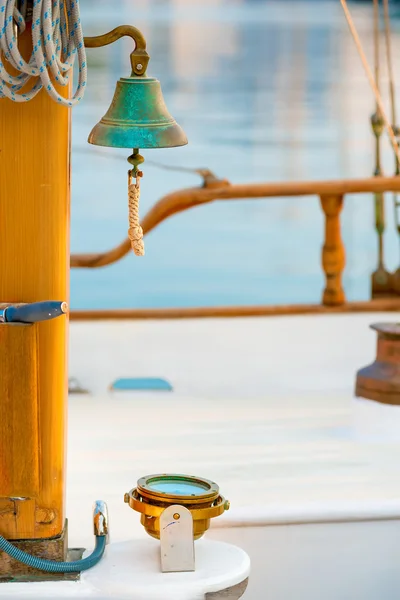 Dzwon okrętowy na jachcie z bliska — Zdjęcie stockowe
