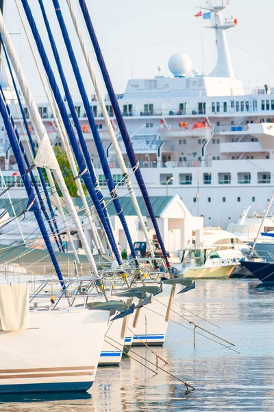 Marine vessels moored in the sea port — Stock Photo, Image