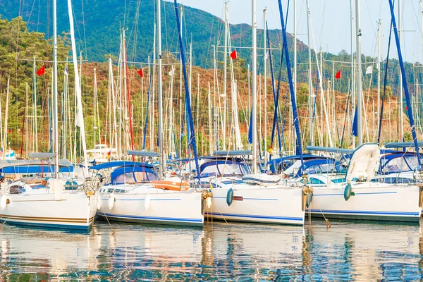 En stor parkeringsplats för segelfartyg i hamnstaden — Stockfoto