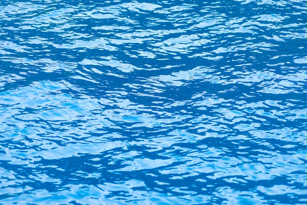 Agua azul del mar de cerca. hermoso fondo — Foto de Stock