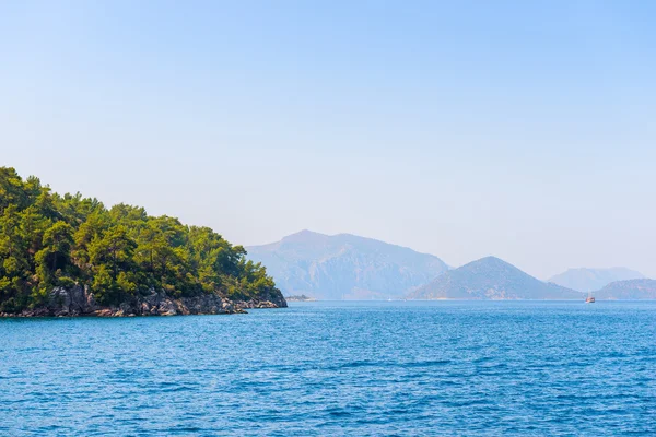 sabah dağ manzaralı güzel deniz manzarası