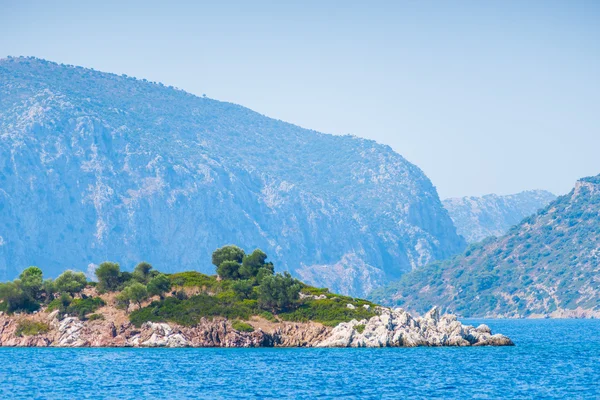 Pequena ilha rochosa no Mar Egeu — Fotografia de Stock